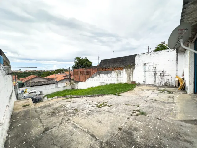 EDICULA de terreno inteiro no Bosque dos Eucaliptos, rua sem saída!!!