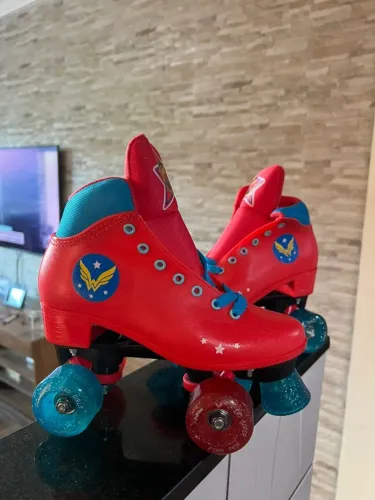 Patins Mulher Maravilha - 32/33 - novo