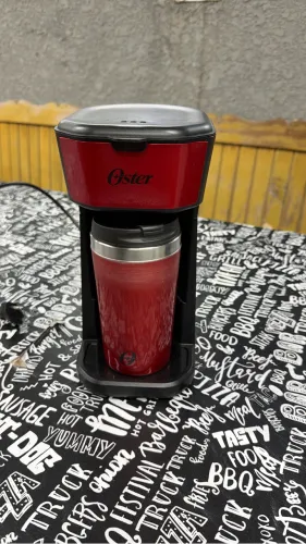 Cafeteira Oster com copo térmico