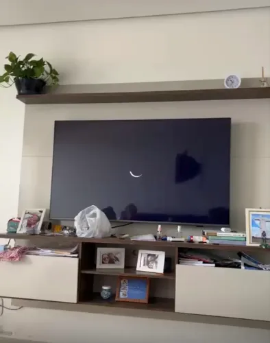 Painel de TV flutuante