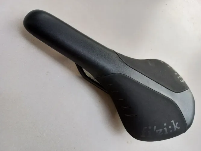 Selim para bicicleta, marca Fizik, modelo Arione R7