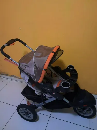Carrinho de bebê jeep bem conservado