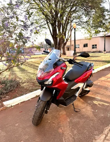 Honda ADV 160 vermelha 2025