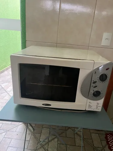 Forno microondas elétrico em bom estado 