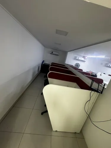 Baia de atendimento + computadores e cadeiras