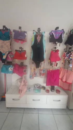 Móvel expositor de produtos com gavetas