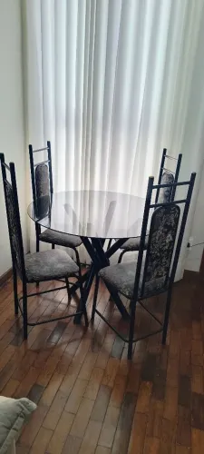 Mesa de Jantar Redonda de Vidro com 4 Cadeiras de Metal - Ótimo Estado!