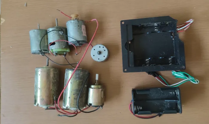 Kit Mini Motores Elétricos E Suporte De Bateria (Sucata Útil)