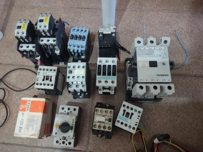 Lote de peças elétricas e automação industrial - Contatores, CLP, relés e refrigeração