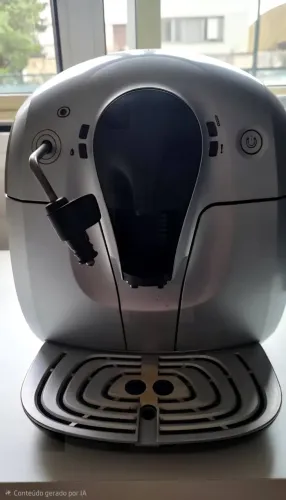 Máquina de café expresso com algumas avarias mas funcionando perfeitamente.