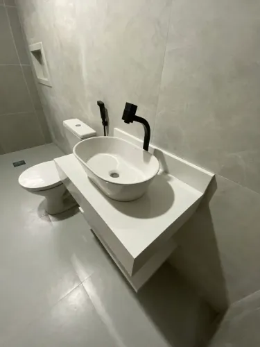 Lavatório esculpido em porcelanato branco