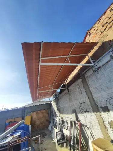 Telhado com 8.00 metro de comprimento 2.40 de largura com estrutura em metalon
