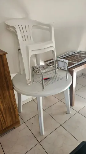 Vende-se mesa redonda + 2 cadeiras de plástico