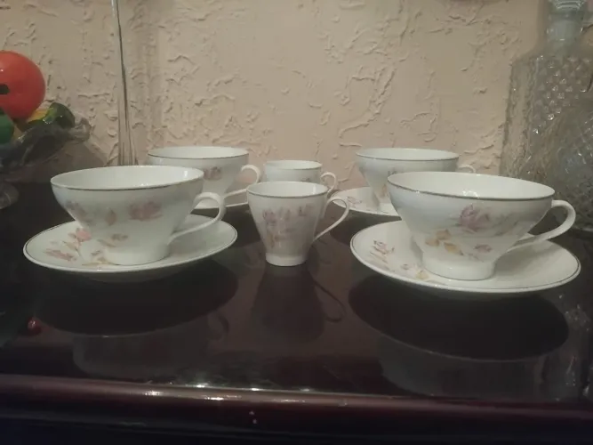 4 xícaras de chá com pires + 2 xícaras de café sem pires