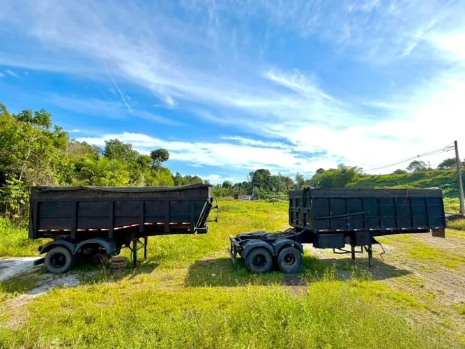 Carreta bi-caçamba.