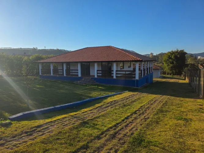 Casa estilo colonial a venda no condomínio Campo Alegre em Poços de Caldas