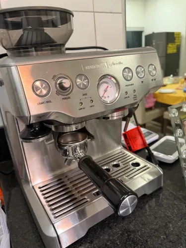 Cafeteira Breville com moedor de café 