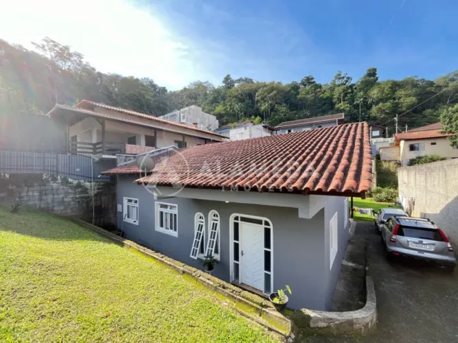 Excelente casa com amplo terreno na região da Divinópolis para venda no bairro da Velha!