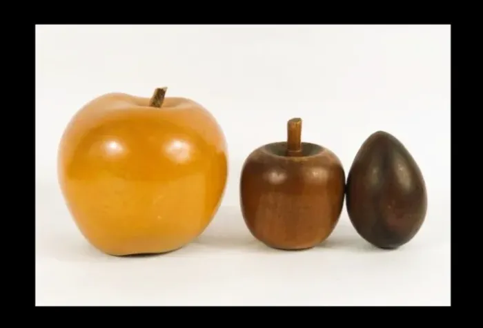 Frutas decorativas Madeira nobre duas maçãs e um ovo ricamente esculpido á mão