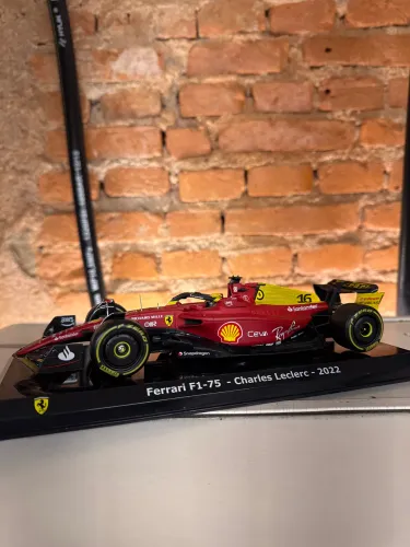 Miniatura Formula 1 1/24 Ferrari Charles Leclerc 2022 Monza Special Edition