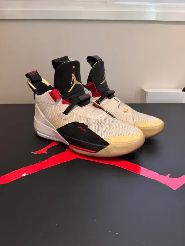 Tênis Jordan 33 branco 