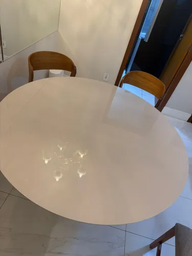 Vendo máquina gelo, mesa redonda, dois criado de cama, e escrivaninha