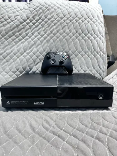 XBOX ONE - 500gb + controle ORIGINAL + cabos( em perfeito estado)