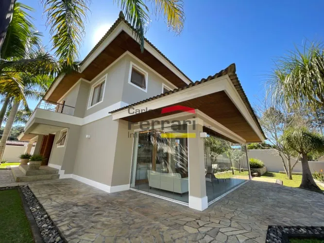 Casa mobiliada na Serra da Cantareira com 4 suítes, área gourmet e muito verde