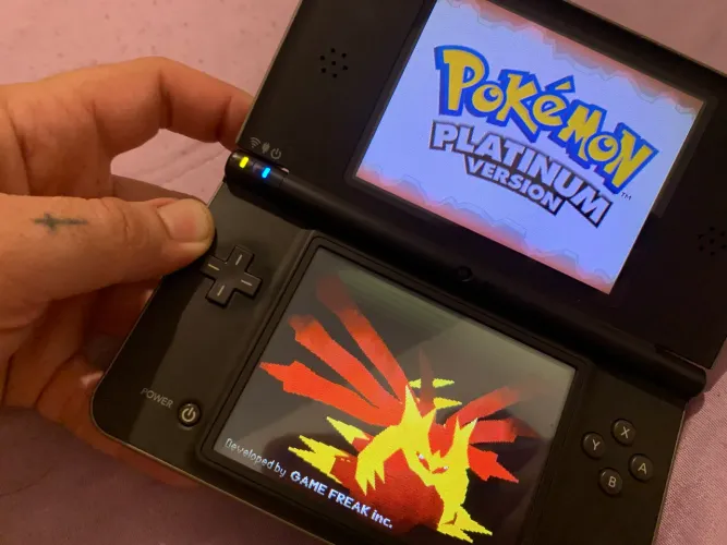 Nintendo DSi XL Bronze + Jogo Pokémon Platinum (Original/Americana)