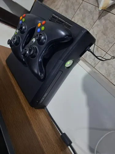 Xbox 370 com dois controles 47 jogos..