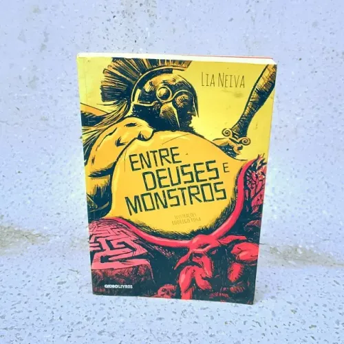 Livro Entre Deuses e Monstros - Lia Neiva (Usado)