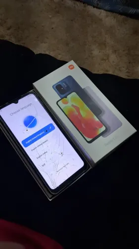 Redmi 12c 128gb+4GB RAM contém um trincado na tela e pequenas manchas pretas na tela. 