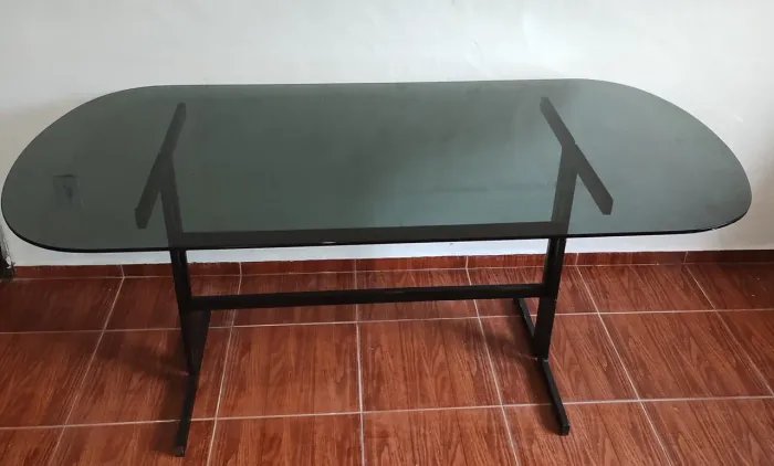 Mesa estilosa com tampo em vidro fumê 