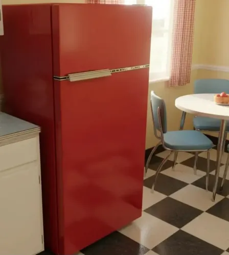 GELADEIRA VERMELHA MODELO VITÓRIA REGIA- ANOS 60- 110 V - FUNCIONANDO