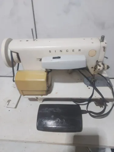MAQUINA DE COSTURA (PRECISA DE MANUTENÇÃO)