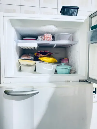 Vendo geladeira semi frost free