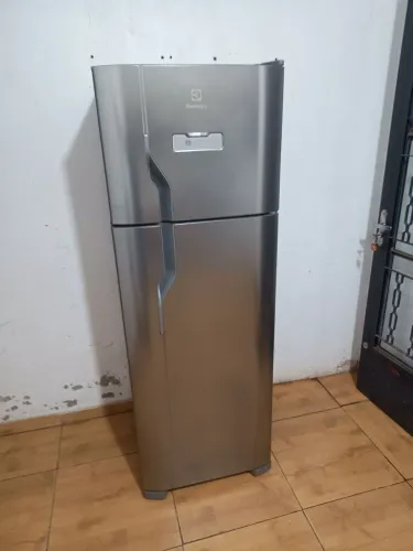 Geladeira Electrolux dúplex Frost Free semi-nova funcionando perfeitamente bem