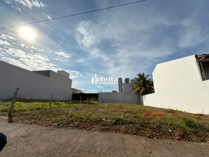 Terreno disponível para venda no bairro Jardim Karaíba em Uberlândia-MG