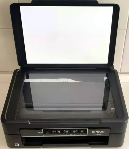Multifuncional Epson Xp241. Com Wi-Fi e cartuchos com tinta.