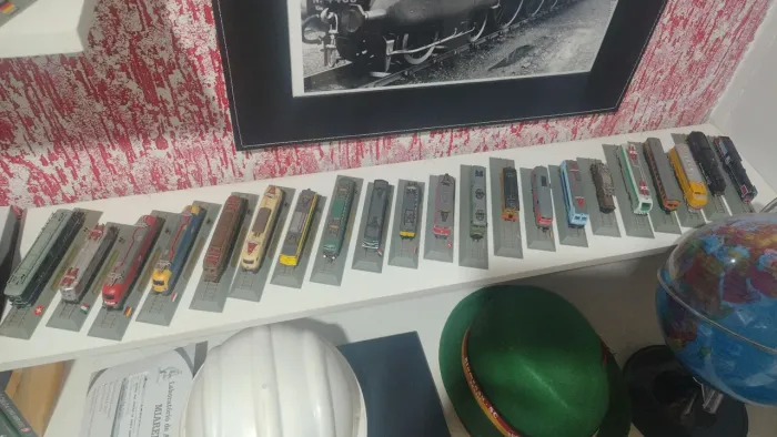 Coleção de miniaturas locomotivas 75 unidades