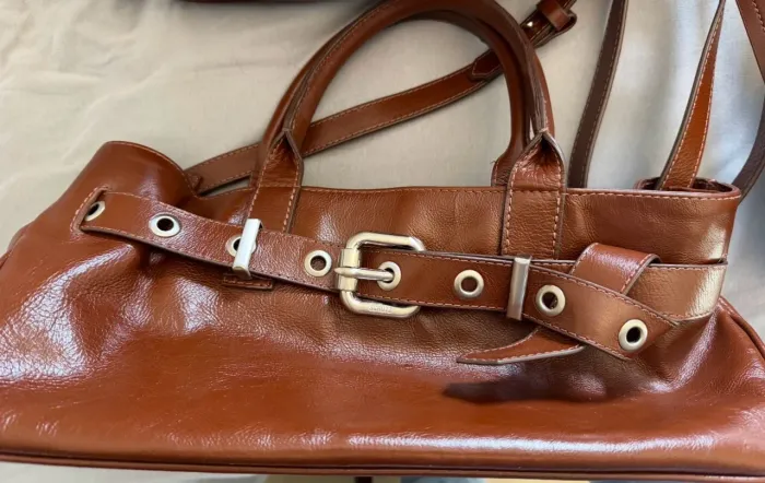 Bolsa SCHUTZ couro marrom com metais prata