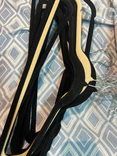 1 Cabide branco OU preto 