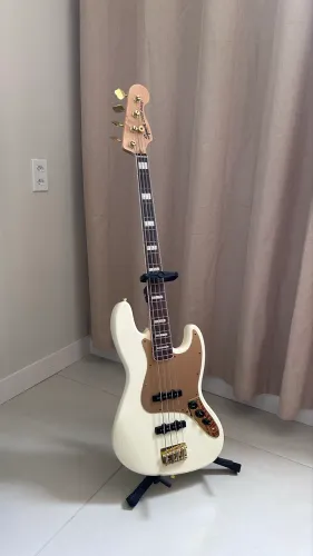 Baixo Fender Squier 40th Gold Edition White