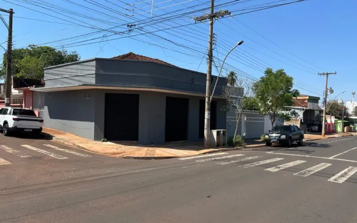 Lote com edificações esquina com a Rua Alan Kardec