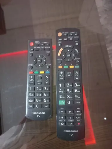 Dois controles Panasonic originais 30$