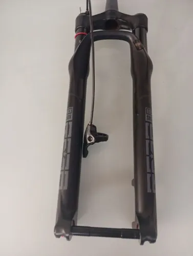 Suspensão rock Shox reba sem nenhum detalhe
