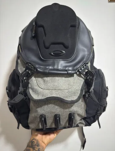 mochila oakley bathroom sink usada apenas uma vez em ótimo estado!