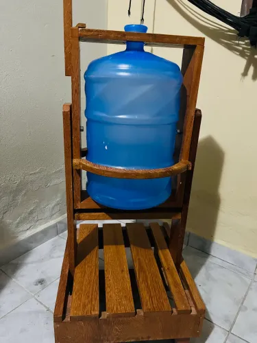 Suporte pra garrafão de água mineral em madeira de angelim