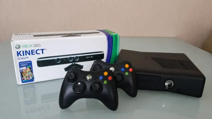 Xbox 360 Super Slim 250GB + Kinect na Caixa + 2 Controles Originais