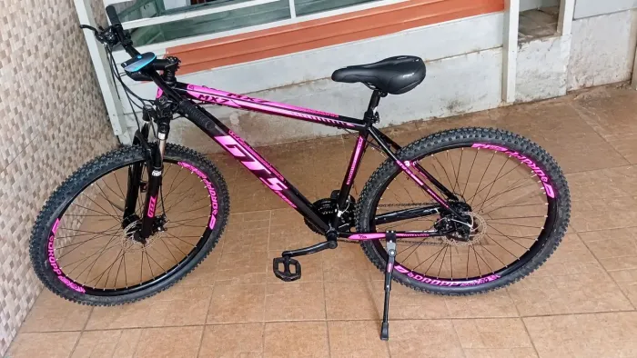 Vende-se essa bicicleta preto com rosa aro 29